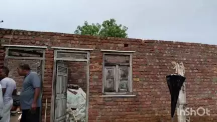 अरनोद: मंडावरा में आंधी-तूफान से मकान की चद्दरें उड़ीं, घरेलू सामान हुआ क्षतिग्रस्त, प्रभावित परिवार ने मुआवजे की की मांग