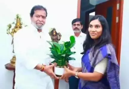 సంగారెడ్డి: సంగారెడ్డి నివాసంలో ఆరోగ్యశాఖ మంత్రి దామోదర రాజనర్సింహని మర్యాదపూర్వకంగా కలిసిన జిల్లా కొత్త కలెక్టర్ ప్రావీణ్య