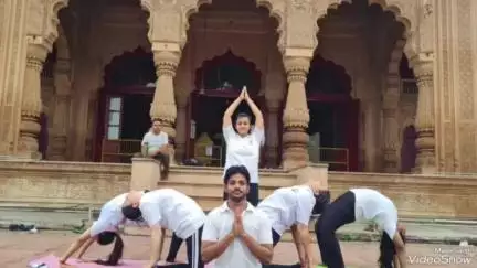 भरतपुर: एकादश अंतर्राष्ट्रीय योग दिवस 2025 पर लक्ष्मण मंदिर परिसर में योग अभ्यास किया गया