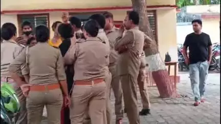 घोसी: घोसी कोतवाली में किन्नरों का हंगामा, जमीनी विवाद में पहुंचे थे कोतवाली, पुलिसकर्मियों ने भागकर बचाई जान