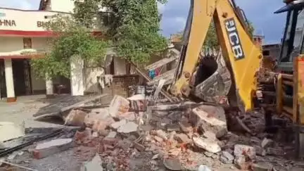 बेलागंज: शकरपुर गांव में रास्ते के विवाद और अवैध अतिक्रमण को लेकर 32 घर तोड़े गए