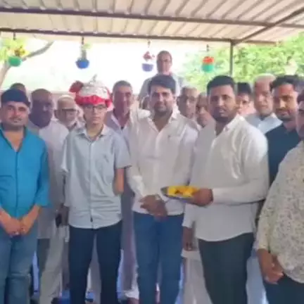 मुंडावर: मुंडावर विधायक ने दसवीं कक्षा में 600 में से 600 अंक लाने पर पायल यादव को चांदी का मुकुट भेंट किया