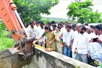 వల్లూరు పరిధిలో రూ.80 లక్షలతో పూడికతీత పనులు, తుని శివారు భూములకు సైతం నీరు అందిస్తామని తెలిపిన ఎమ్మెల్యే యనమల దివ్య