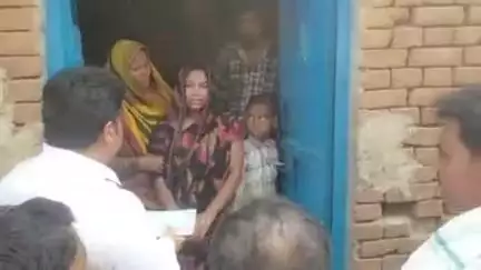 इटाढ़ी: लोहंदी में आकाशीय बिजली से मरने वाले के पीड़ित परिवार को एस.डी.ओ. ने दिया चार लाख रुपए का चेक