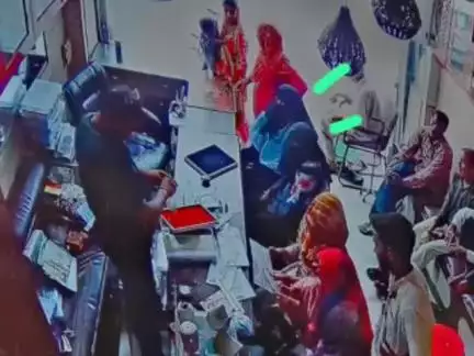 धनौरा: गजरौला के बस्ती में अग्रवाल ज्वेलर्स की दुकान से तीन लाख रुपए का सामान चोरी, घटना सीसीटीवी कैमरे में कैद