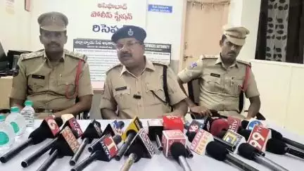 అసిఫాబాద్: పట్టణంలో మానవ అక్రమ రవాణా పాల్పడుతున్న ముఠా అరెస్ట్, వివరాలను వెల్లడించిన డీఎస్పీ రామానుజన్