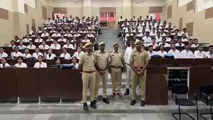 डूंगरपुर: डूंगरपुर के मेडिकल कॉलेज में साइबर अपराध से बचाव पर हुआ व्याख्यान