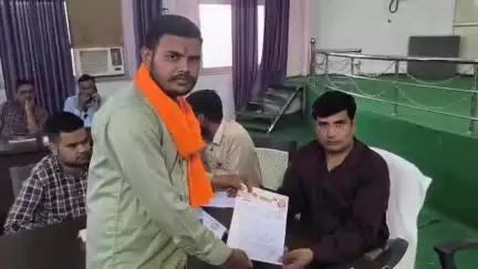 मुरैना नगर: शहर में खुले कुओं में गिरकर घायल हो रहे गोवंश, गौसेवकों ने आयुक्त के नाम ननि में सौंपा ज्ञापन