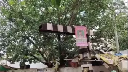 जखनिया: जखनिया स्टेशन मार्ग पर हाइट गेज पोल से टकराया अज्ञात वाहन, रेलवे की लापरवाही पर भड़के लोग