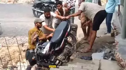 सिधौली: सिधौली में जामा मस्जिद के सामने अधूरा नाला बना खतरा, सर्विस लेन पर बाइक सवार गिरा, स्थानीय लोगों ने बचाया