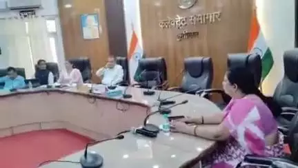 पडरौना: कुशीनगर कलेक्ट्रेट सभागार में आयोजित किसान दिवस, किसानों ने उठाई समस्याएं, अधिकारियों ने दिए समाधान के आश्वासन