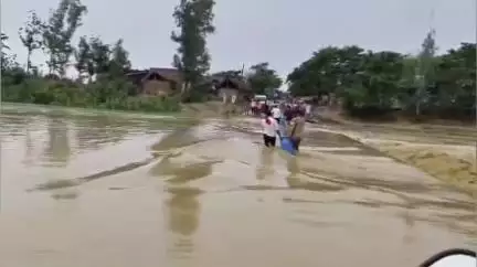 भिनगा: दुर्गापुर के पी खाकी दास कुट्टी के पास डिप पर पानी के तेज बहाव से आवागमन बाधित, जलस्तर कम होने पर मिली राहत