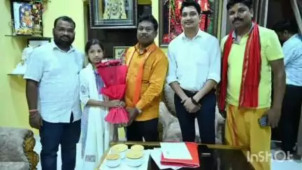 दरभा: बस्तर सांसद महेश कश्यप ने राष्ट्रीय स्तर पर स्वर्ण पदक विजेता आरवी अवस्थी को सम्मानित किया