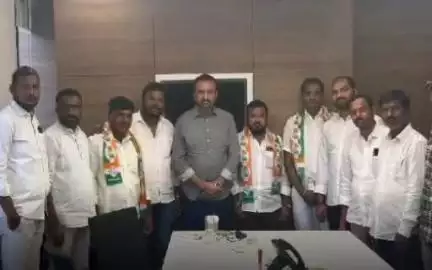 లింగంపేట్: లింగంపేట మండలానికి చెందిన పలువురు ఎల్లారెడ్డి ఎమ్మెల్యే మదన్మోహన్ ఆధ్వర్యంలో కాంగ్రెస్ పార్టీలో చేరిక
