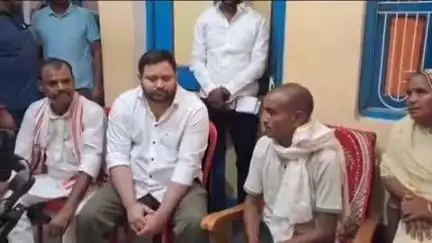 चौसा: चौसा शहीद के घर पहुंचे तेजस्वी यादव, कहा- शहीदों की याद में बने स्थायी स्मारक, पीड़ित परिवारों को मिले न्याय