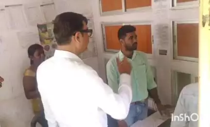 जमुई: समाहरणालय स्थित आधार केंद्र का DM ने किया निरीक्षण, दिए आवश्यक दिशा-निर्देश