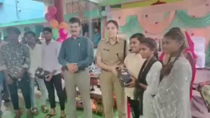 बलौदाबाज़ार: धमनी में आयोजित समाधान सम्मेलन कार्यक्रम में पुलिस अधीक्षक श्रीमती भावना गुप्ता मिली ग्रामवासियों से