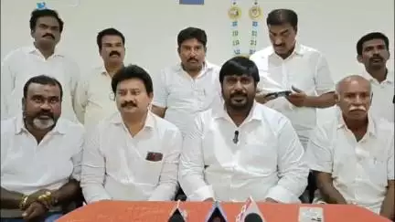 సామర్లకోటలో మంగళవారంనాడు,CRPలకు ట్యాబులు పంచిపెట్టే కార్యక్రమంలో MLA కౌన్సిలర్లను దూషించారంటూ కౌన్సిలర్ల మీడియా సమావేశం.