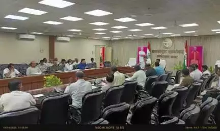 आलापुर: डीएम ने की राजस्व समीक्षा, लक्ष्य के सापेक्ष प्राप्ति बढ़ाने का दिया निर्देश, लापरवाही पर कार्रवाई की चेतावनी