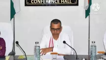 মৰিগাঁও: জিলা আয়ুক্তৰ কাৰ্যালয়ৰ সভাকক্ষত জিলাখনৰ অভিভাৱক মন্ত্ৰী কৌশিক ৰায়ে চৰকাৰৰ কেইবাটও অভিলাসী আচঁনি সন্দৰ্ভত আলোচনা কৰে