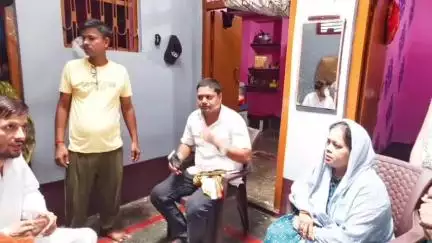 पीरो: पीरो के बढ़ई टोला निवासी शिक्षक संतोष पासवान का आकस्मिक निधन, विधायक ने पीड़ित परिजनों से की मुलाकात