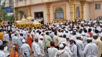 वैजापूर: शिऊर येथून संत शंकरस्वामी महाराजांच्या पालखीचे पंढरपूरच्या दिशेने प्रस्थान
