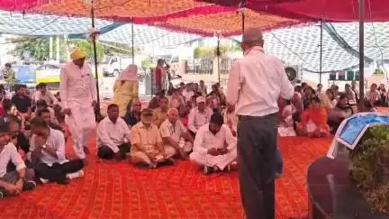 हिसार में एचएयू के शोध छात्रों के आन्दोलन को समर्थन देने पहुंचे किसान सभा नेता एवं सीपाआईएम भिवानी के जिला सचिव का० ओम