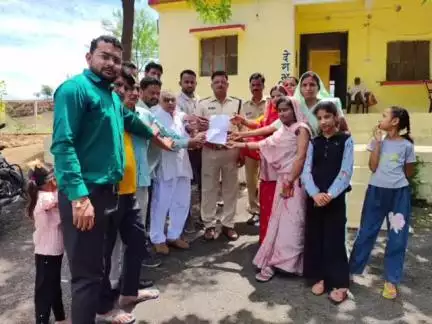 सुठालिया: पंडित प्रदीप मिश्रा के बयान से नाराज़ कायस्थ समाज ने लखनवास पुलिस चौकी प्रभारी को सौंपा ज्ञापन