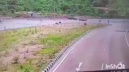 कोटला: कोटला फोरलेन टनल के पास दो गाड़ियां आपस में भिड़ी, घटना सीसीटीवी कैमरे में कैद हुई