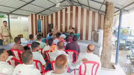 फरेंदा: फरेंदा कोतवाली में अतिक्रमण हटाने को लेकर व्यापारियों के साथ हुई बैठक