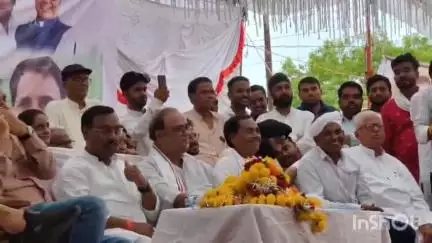 नेपानगर: धुलकोट में आदिवासी अधिकार सम्मेलन आयोजित, 8 हजार आदिवासियों के पट्टे निरस्त होने पर पहुंचे कांग्रेसी नेता