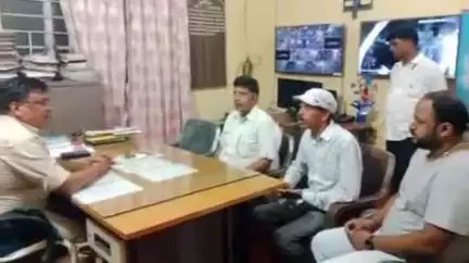 गुमला: गुमला में जाम से परेशान लोगों के लिए थाना प्रभारी ने बस एसोसिएशन के साथ की बैठक