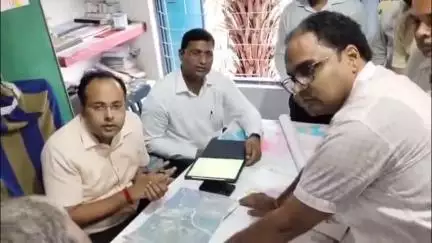 डोभी: गया के ज़िला पदाधिकारी शशांक शुभंकर ने डोभी-चतरा रोड पर प्रस्तावित इंडस्ट्रियल पार्क का स्थल निरीक्षण किया