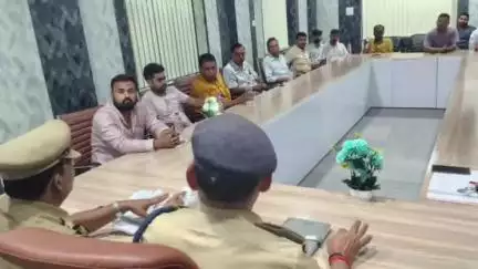 नौतनवा: सोनौली पुलिस सभागार में स्वर्ण व्यवसायियों की सुरक्षा के लिए पुलिस ने की बैठक