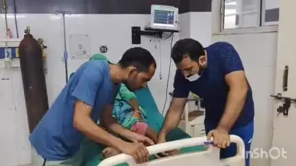 छिबरामऊ: चारपाई पर लेटी सहरुई निवासी महिला को जहरीले कीड़े ने काटा, अस्पताल में कराया गया भर्ती