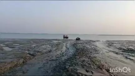 বাসন্তী: আমলামেথি খেয়া ঘাটে জীবনের ঝুঁকি নিয়ে অতিরিক্ত খরচ বহন করে নিত্যদিন যাতায়াত,সমস্যায় সুন্দরবনবাসী #jansamasya