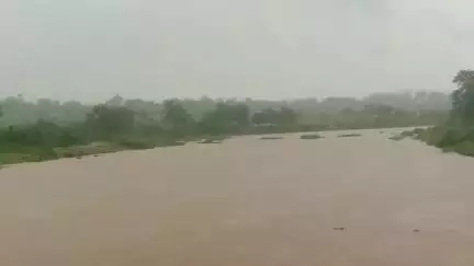 खलारी: खलारी में लगातार बारिश से सड़कें जलमग्न, नदी का जलस्तर बढ़ा