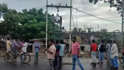 कोचाधामन: शितलनगर चौक के पास सड़क हादसे में क्षतिग्रस्त बिजली के खंभे और ट्रांसफार्मर बदले गए, बिजली हुई बहाल
