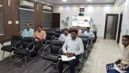 सासाराम: सासाराम में रोहतास जिला पदाधिकारी और ग्रामीण कार्य विभाग के कर्मियों के साथ पटना के मुख्य सचिव ने की बैठक