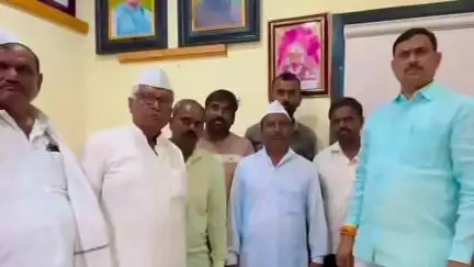 बदनापूर: मतदार संघातील नागरिकांनी साजला आमदार नारायण कुचे यांच्याशी त्यांच्या बदनापूर येथे संपर्क कार्यालयावर संवाद