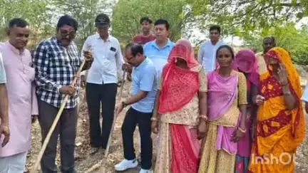 फलौदी: वंदे गंगा जल संरक्षण जन अभियान के तहत जिला कलक्टर ने रणीसर तालाब पर स्वयंसेवी संस्थाओं के साथ किया श्रमदान