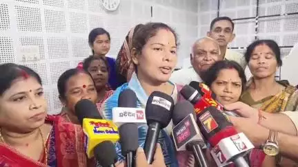 ବଲାଙ୍ଗୀର: ଜିଲ୍ଲାପାଳଙ୍କ କାର୍ଯ୍ୟାଳୟ ସମ୍ମୁଖରେ ପ୍ରତିକ୍ରିୟା ରଖିଲେ ଜିଲ୍ଲା ପରିଷଦ ସଭାପତି ଦେବକୀ ସାହୁ