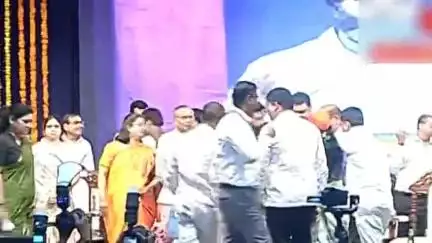 हवेली: कत्तलखाना व कचरा डेपो चे आरक्षण रद्द करण्यासाठी मोशी ग्रामस्थांचे मुख्यमंत्री देवेंद्र फडणवीस यांना चिखली येथे निवेदन.