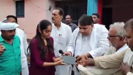 आरा: घोडादेई, जुड़ा समेत कई गांवों में मैट्रिक में बेहतर प्रदर्शन करने वाली छात्राओं को पूर्व एमएलसी द्वारा टैब दिया गया