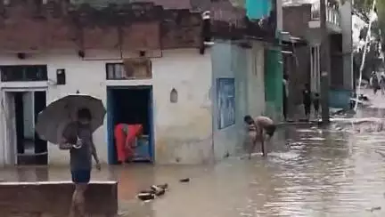 माधौगढ़: उमरी माधौगढ़ गांव में बारिश के कारण सड़कों पर भरा पानी, लोग परेशान