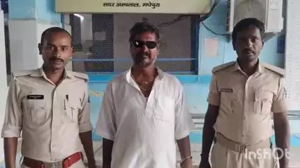 मधेपुरा: मठाही थाना पुलिस ने मठाही बाजार में छापामारी कर मारपीट और चोरी के फरार अभियुक्त को गिरफ्तार किया