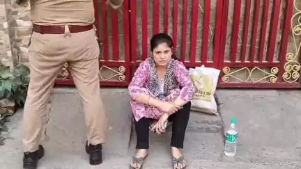 मुज़फ्फरनगर: प्रेम विवाह के 3 साल बाद विवाहिता ससुराल के घर के बाहर धरने पर बैठी, 2 वर्ष के पुत्र के वियोग में रो-रो कर बुरा हाल