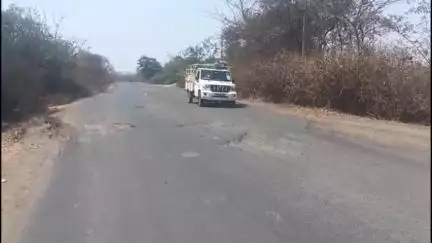 आमला: आमला-पंखा मार्ग पर जर्जर सड़क से वाहन चालक परेशान, स्थानीय प्रशासन का ध्यान नहीं