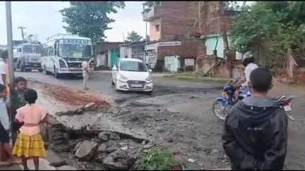नावाडीह: नावाडीह मेन रोड जर्जर, ग्रामीणों ने बोकारो डीसी से पहल की मांग की, दुर्घटनाओं को दे रही न्योता