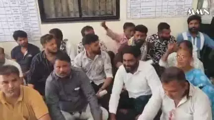 वर्धा: फुटपाथ व्यवसायिकांवर होत असलेल्या अन्याय विरोधात फुटपात युनियनचे नगरपरिषदेत ठिय्या आंदोलन